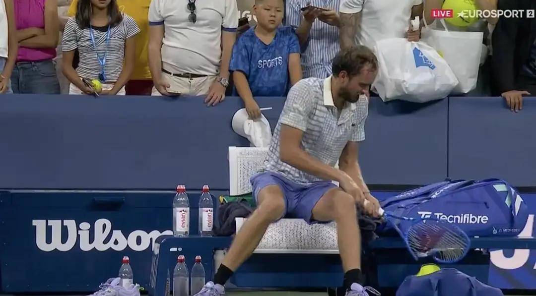 关于赛地聚焦——国王杯国际比赛日热度飙升，AC米兰完成体检，话题不断，年轻球员得到机会的信息