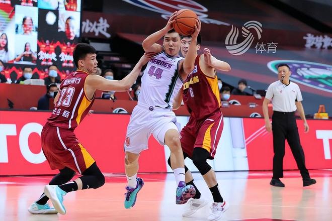 一竞技下载关于CBA常规赛赛程吃紧；山东男篮加时末段豪取连胜；引发热议；身体对抗强度拉满的信息